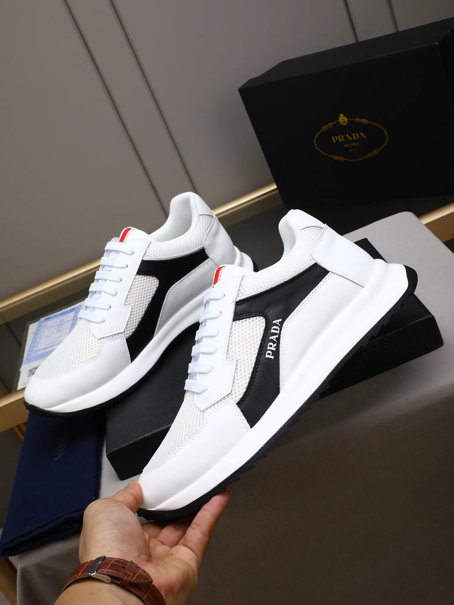 Men's shoes 💰460 Prada/Prada's new men's casual sports shoes, low-top lace-up sports shoes, fashionable and generous style, made of first-layer cowhide stitching and breathable mesh, soft, comfortable and breathable, tongue letter LOGO, finely crafted details, lightweight foam sole, fashionable and versatile! Size: 38-44 (45 customized)